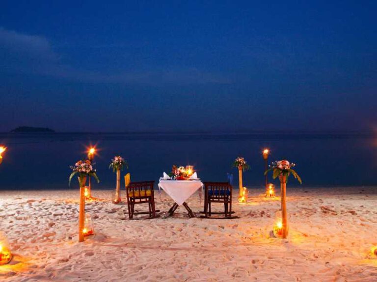 Romantisches Dinner am Strand