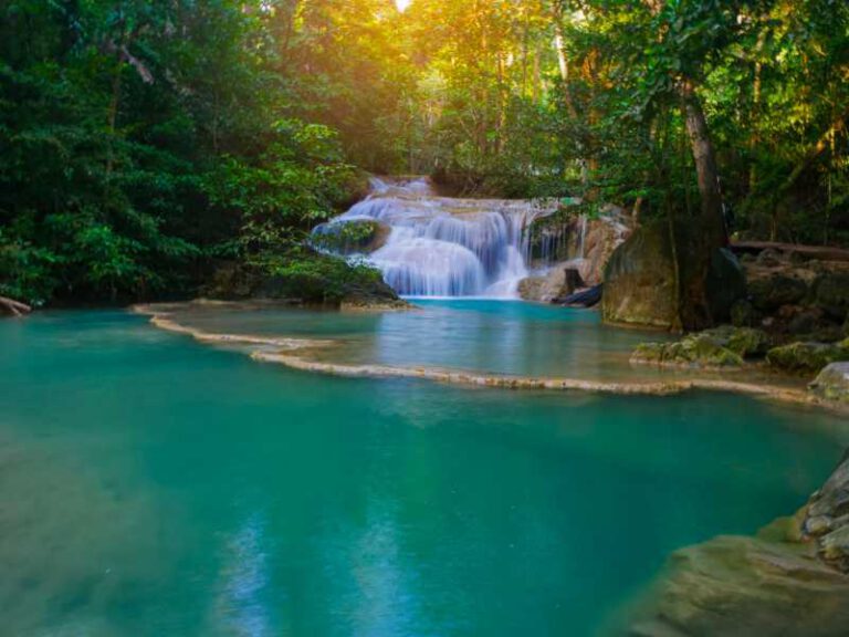 800 - Herzen von Thailand - beautiful-erawan-waterfall-in-the-middle-of-a-tropical-forest