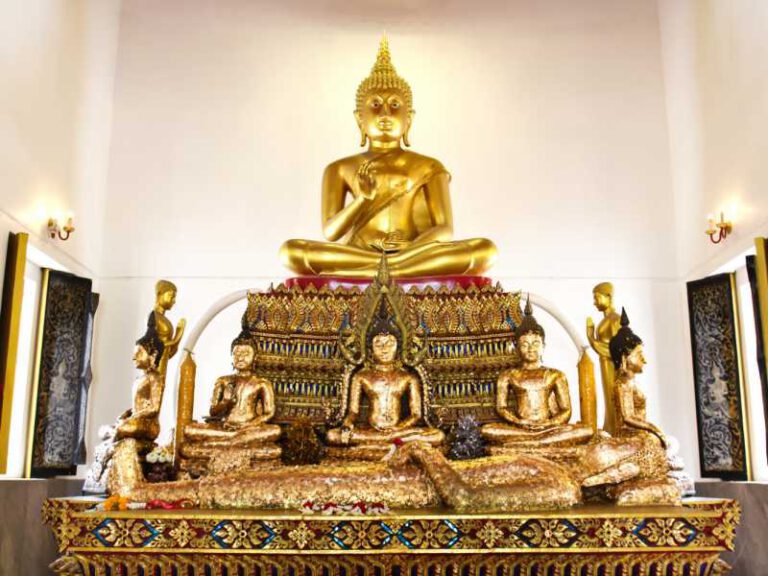 800 - Herzen von Thailand - buddha-statue-beautiful-in-the-church-of-wat-pranon-temple-at-suphanburi