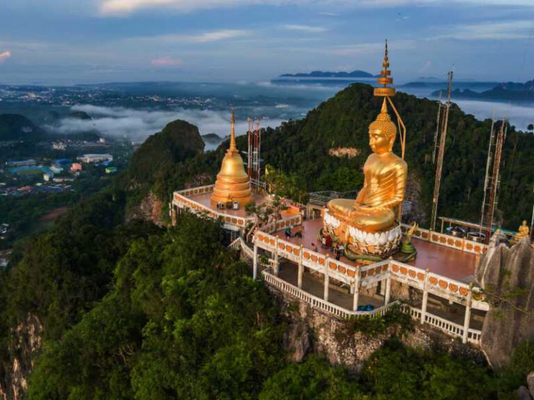 800 - tiefer Süden - buddha-on-the-top-mountain-of-wat-tham-seua-tiger-cae-krabi-thailand