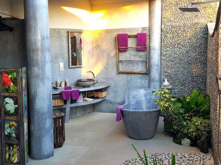 800 - Puri Dajuma - Puri-Dajuma-Bali-Villa-Pondok-Segara-Bathroom-Sky-View-1600x1066