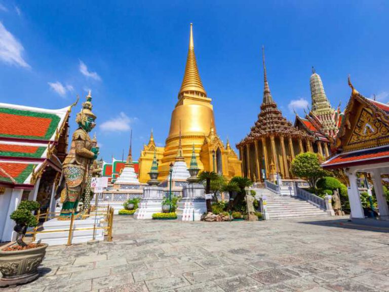 800 - Bangkok - temple-of-the-emerald-buddha-or-wat-phra-kaew-temple-bangkok-thailand