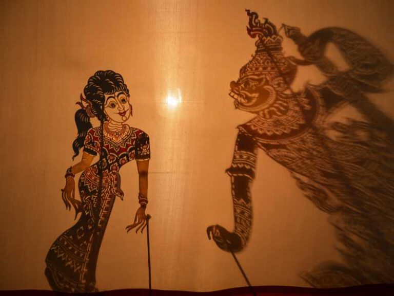 800 - tiefer Süden - traditional-south-of-thailand-shadow-puppet-show-thailand