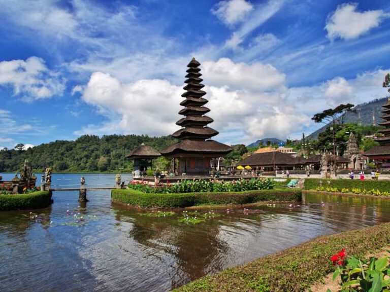 800 - Bali aktiv - ulun-danu-bratan-temple-on-bali-indonesia