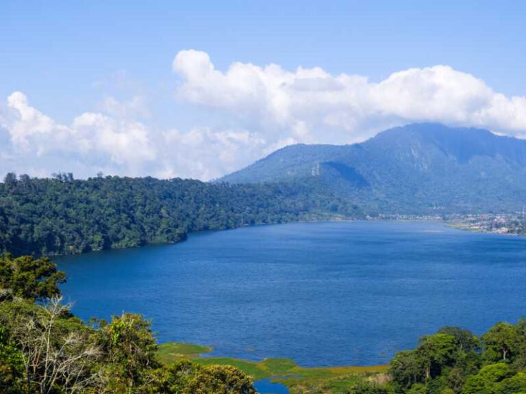 800 - Bali aktiv - view-of-lake-buyan-danau-buyan-from-the-top-landscape-with-lake-and-mountain-views-bedugul-buleleng-bali-indonesia