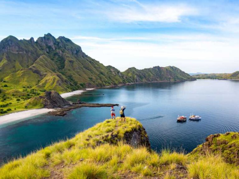 800 - Flores - happy-hikers-standing-on-cliff-mountain-enjoy-the-view-of-padar-island-before-sunset-at-k
