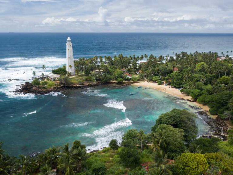 800 - lighthouse-and-beautiful-beach-landscape-in-sri-lanka