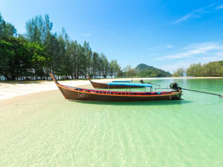 800 - Koh Kam - white-sand-beach-and-long-tail-boat-at-kham-tok-island