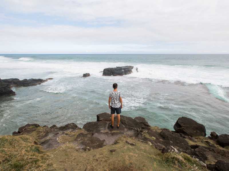 800 - Mauritius authentisch 7.Tag - happy-man-standing-on-the-peak-of-the-mountain-over-looking-the-ocean-success-winner-happiness