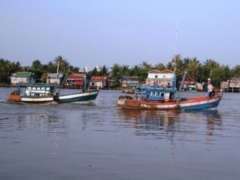 800 - Tag 1 - Fishing_Boats_on_the_Kampot_River_-_2012