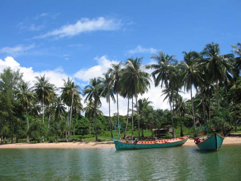 800 - Tag 4 - Boats_at_the_sandy_beach_of_the_Rabbit_Island_Koh_Tonsay_Cambodia
