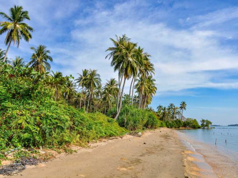 Secluded beach in Koh Tonsay, the so-called Rabbit Island in Cambodia