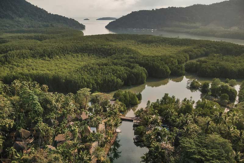 Blick über das Resort in die Mangroven von Salak Khok