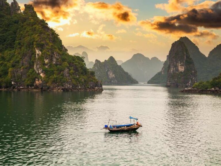 800 - Vietnam - view-of-ships-and-islands-in-halong-bay-at-sunset-vietnam