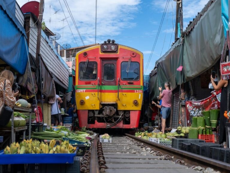800 - Zugmark - maeklong-railway-market-thailand-maeklong-railway-market-with-train-thailand(1)