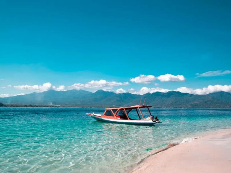 500 - Beachhopping LOPschoene-aussicht-auf-das-boot-am-tropischen-strand-gili-trawangan-lombok-indonesien