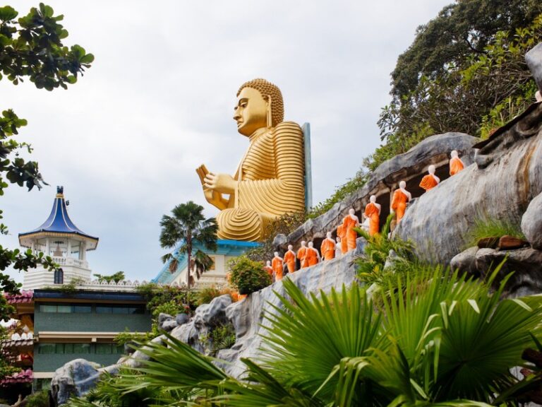 800 - 7D Klassik Sri Lankamajor-attractions-of-city-include-the-largest-and-best-preserved-cave-temple-complex-of-sri-lanka