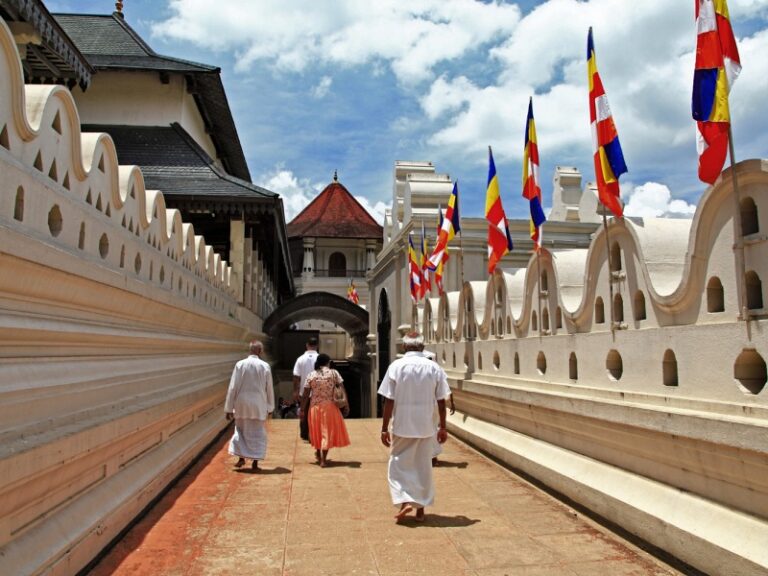 800 - 7D Klassik Sri Lankatemple-of-the-sacred-tooth-relic-in-kandy-landmarks-and-religious-monuments-of-sri-lanka