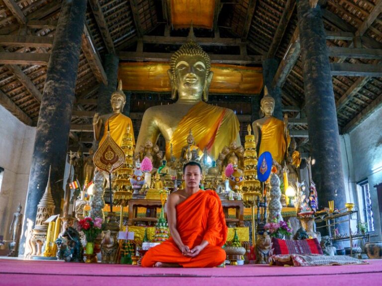 800 - Laos für EntdeckerEasia_Travel_Vientiane_-_Meditation_at_Temple_70816-1000px