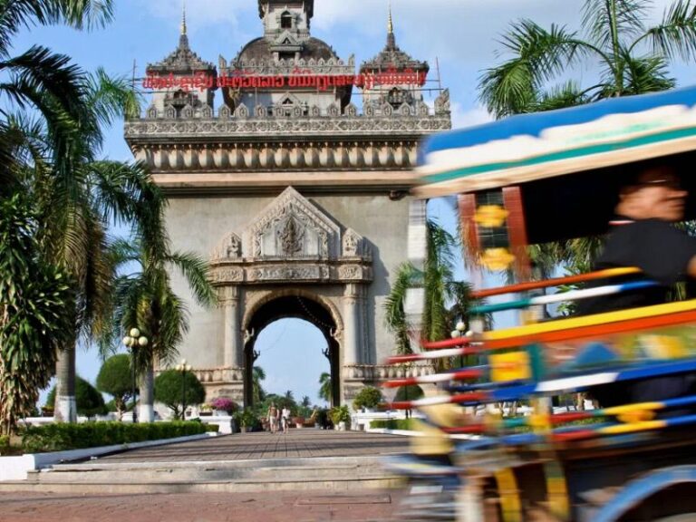 800 - RI-L-4-002Easia_Travel_Vientiane_-_Patuxai_War_Arch_Monument_in_Vientiane_67462-1000px