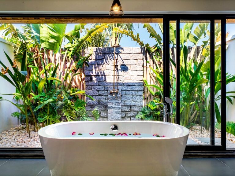800 - Bliss Hoi AnBeachfront Bungalow bathroom 1.1