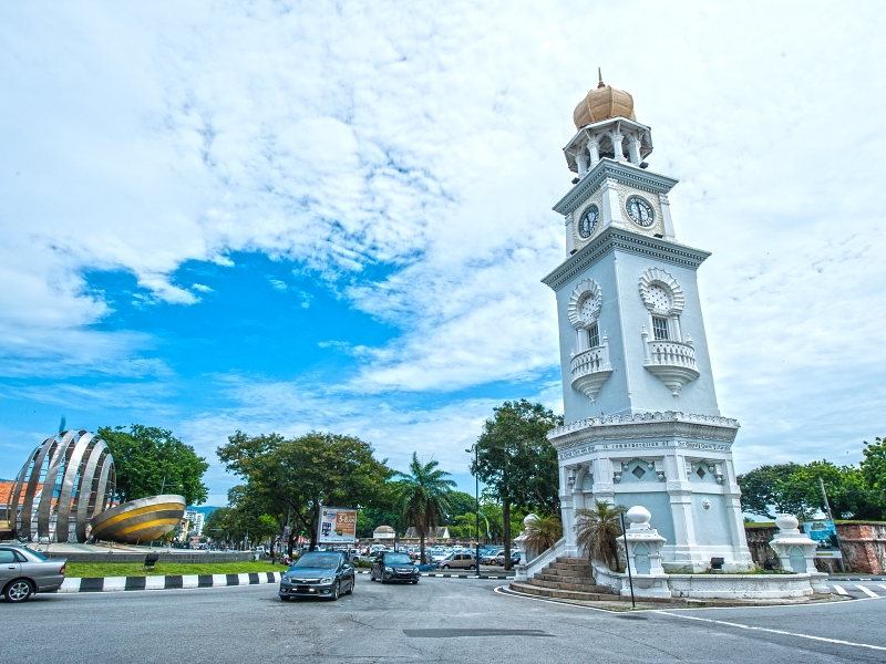 Located south of Fort Cornwallis, the Queen Victoria Memorial Clock Tower was commisssioned in 1897 to commemorate the Queen's Diamond Jubilee. This gleaming whitewashed tower is topped by a moorish dome, with four distinct sections featuring a working clock on each side. Although hardly noticeable, the clock tower leans slightly to one side due to the impact of bombs dropped around it during World War11