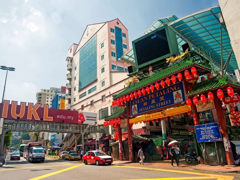 Chinatown is the place to find everything from novelty items, fresh flowers, clothes, bags, shoes to timepieces and many more. Genuine, adventurous visitors can put their bargaining skills to the test