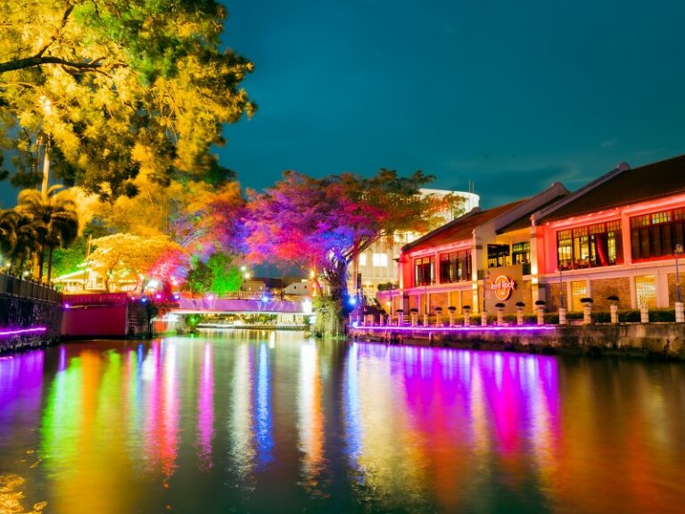 The Malacca River Walk is very popular in the early evening because there are lots of bars and restaurants lining the river for the first 1 km north from the Tam Kim Seng Bridge.
