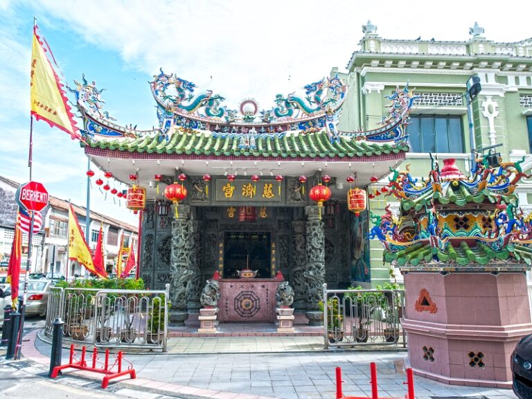 Another beautiful temple in Penang is Yap Temple which is the clan temple of the Lum Yeong Tong Yap Kongsi, located next to it. The clan temple is located at the corner of Armenian Street and Cannon Street, in the core zone of the George Town UNESCO World Heritage Site. This tiny but beautiful temple is dedicated to the Chinese god of prosperity. It was formerly the base of the Tua Pek Kong secret society run by the Straits Chinese. From afar, Choo Chay Keong Temple is easily recognized by an extensive and colorful ornament of dragons and pearl on its green roof. The fine and intricate stone craving are demostrated on its wall and pillars as well.