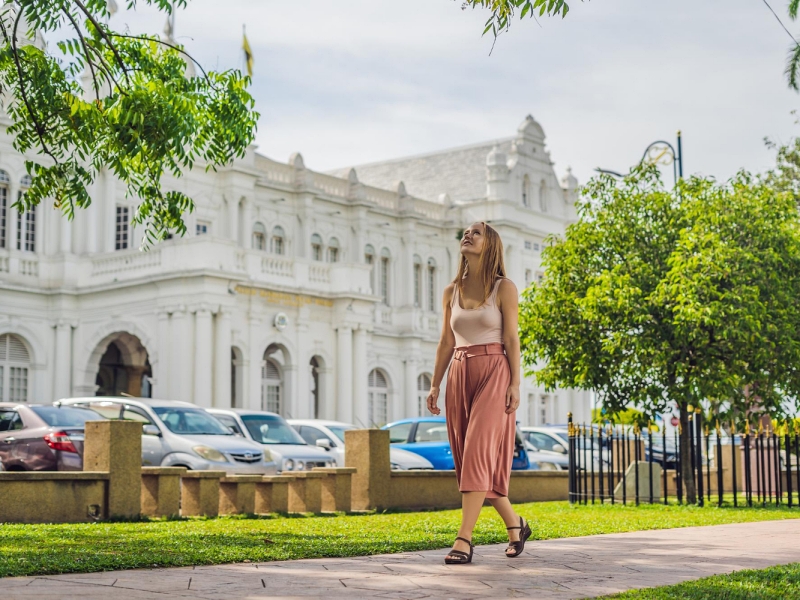 800 - Penangyoung-woman-on-the-background-of-city-hall-in-george-town-penang-malaysia-british-built-historical-building-completed-1903-became-the-city-hall-of-george-town-1957