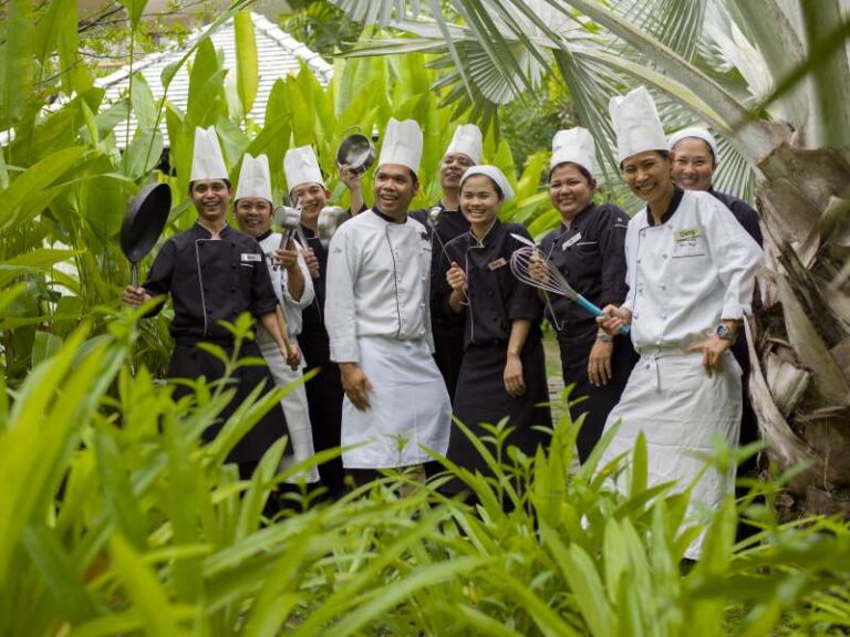 800 - The Sarojin - Chef Gogh & team