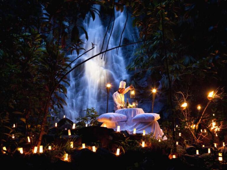 chef koch gogh des hotel the sarojin in khao lak prüft das set up des private dinner welches an einem benachb arten wasserfalls mitten in der unberührten natur aufgebaut wurde. gogh ist über funk über den ablauf und die anfahrt der gäste informiert, in wenigen minuten wird er sie mit champagner begrüßen.
