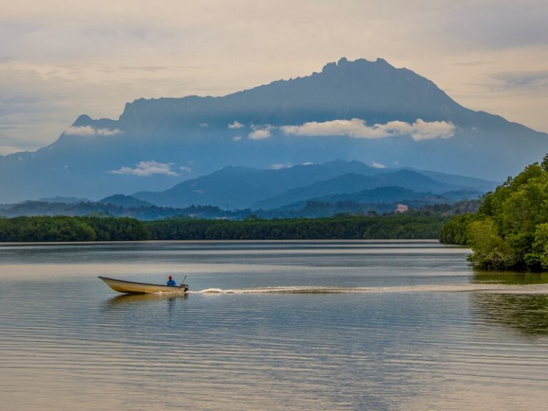 800 - Mount Kinabalulandscape-of-mt-kinabalu-in-sabah-borneo-malaysia