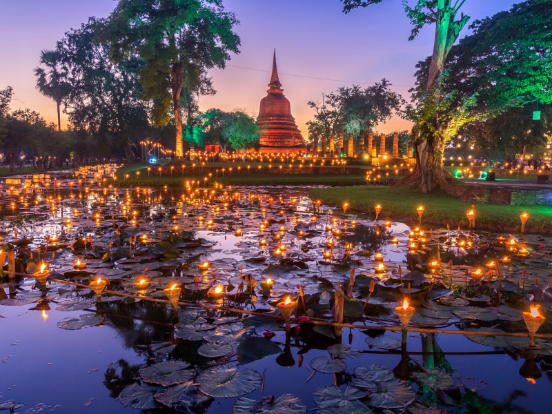 800×600 – Tag 4 Sukhothaisukhothai-co-lamplighter-loy-kratong-festival-at-the-sukhothai-historical-park-of-thailand Loy Krathong in Sukhothai