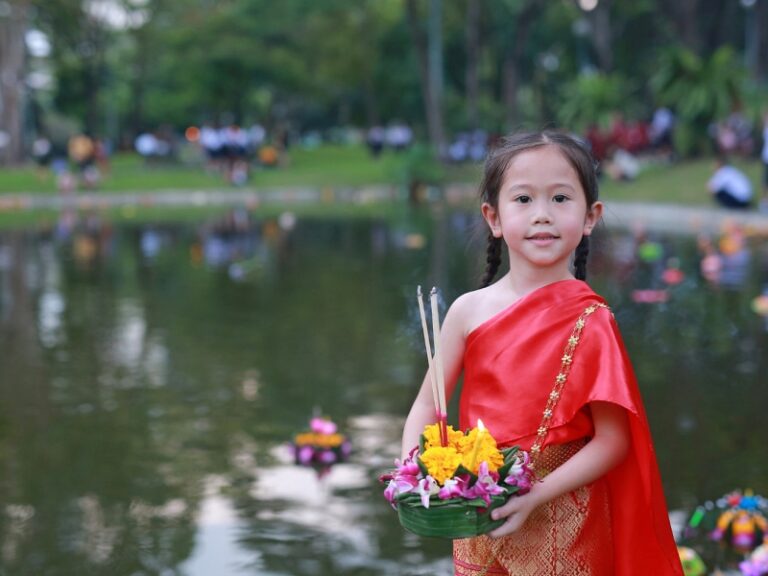 800x600 - Überblick Loy Krathong SICloy-krathong-festival-asian-child-girl-in-thai-traditional-dress