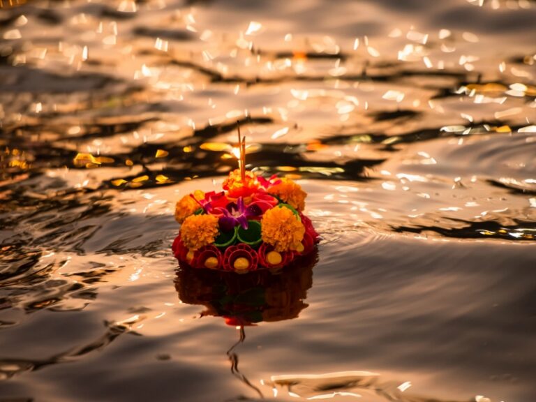 800x600 - Überblick Loy Krathong SICpaper-lotus-flower-with-candle-floating-on-a-river-at-night-in-loy-krathong-festival