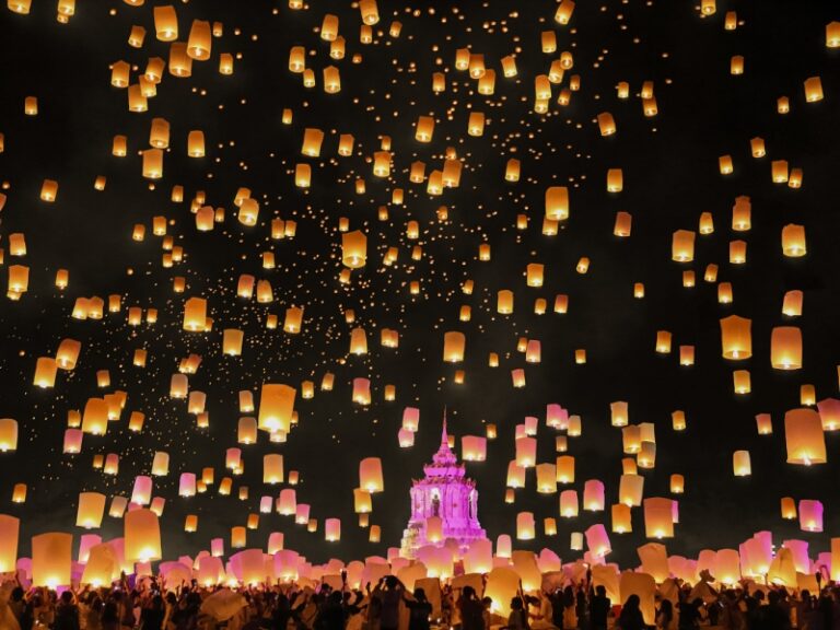 800x600 - Überblick Loy Krathong SICtourist-floating-sky-lanterns-in-loy-krathong-festival-chiang-mai-thailand