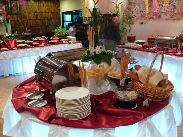 800x600 - Yaang Come Village - Dinner-Line-buffet