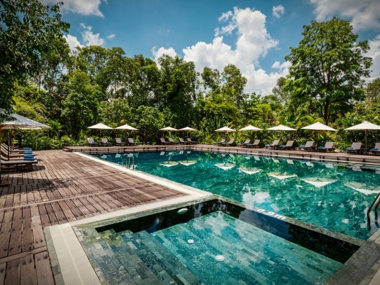 800x600 - Farmhouse Signature - Pool-Sunchairs 1