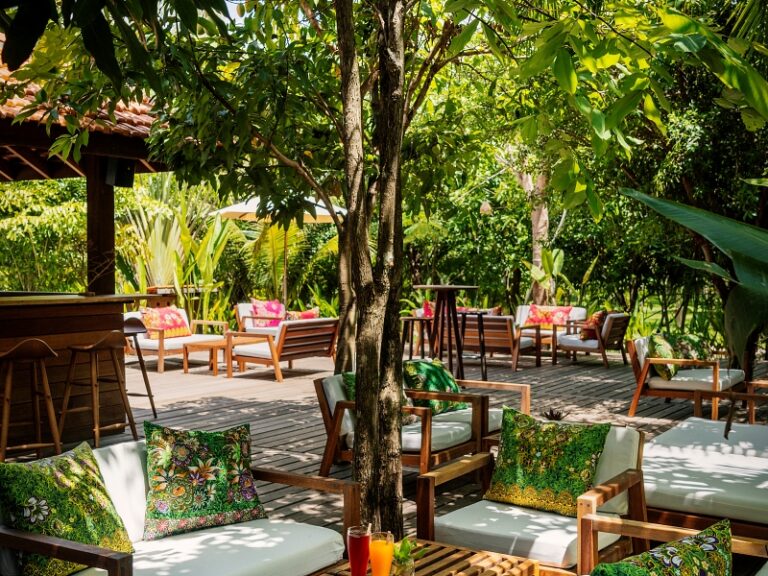 800x600 - Farmhouse Signature - Poolbar-Lounge 2