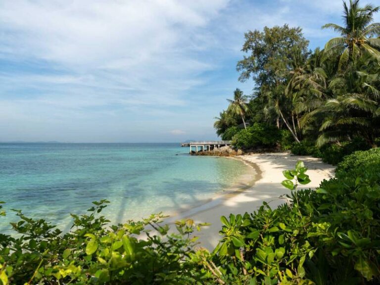 800 - Batu Batu - batu-batu-resort-beach-01