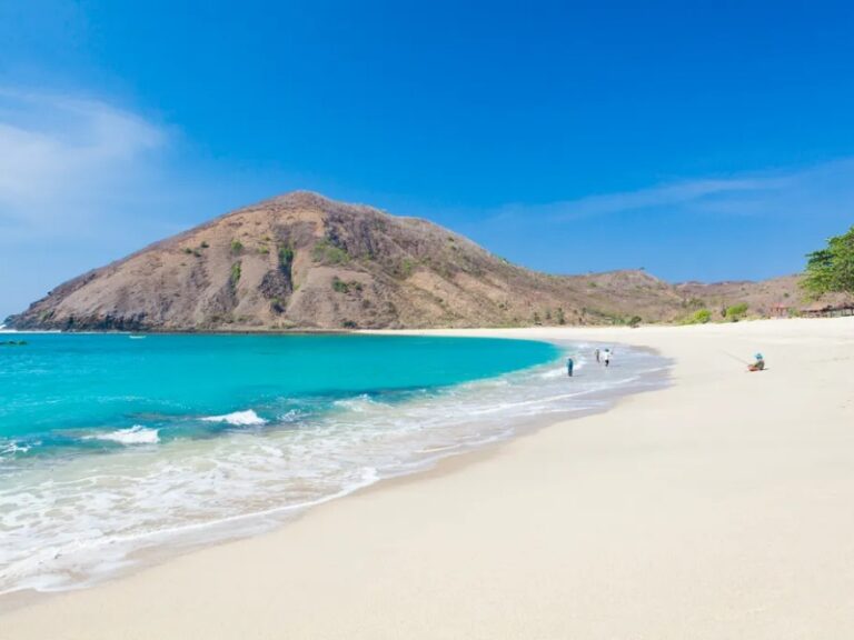 800x600 - Lombokbeautiful-view-of-tropical-mawun-beach-in-lombok-indonesia