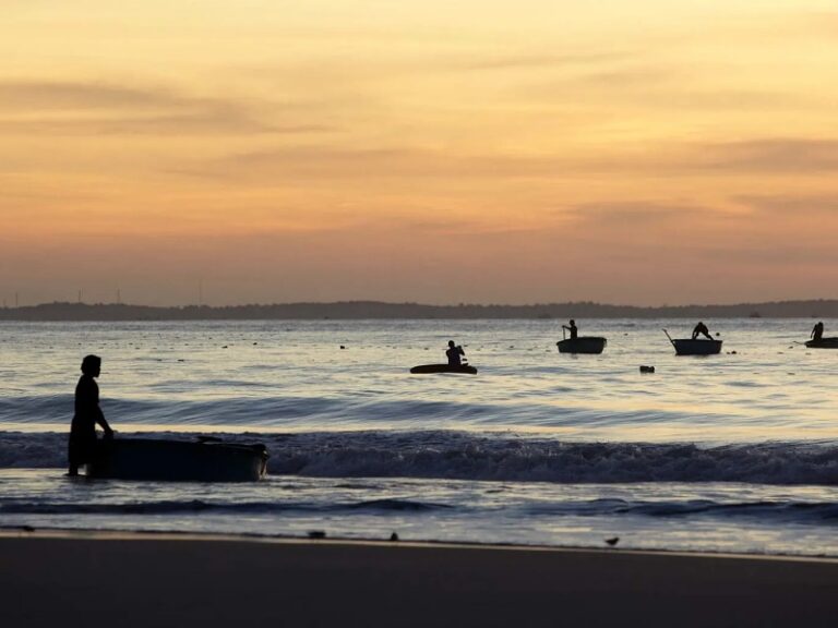 800 - Anantara Mui Neanantara_mui_ne_beach_at_sunset_1920x1037