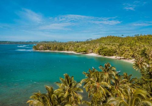 800 - Indonesien - aerial-view-of-a-beautiful-tropical-beach-with-white-sand-and-turquoise-clear-water-in-indonesia