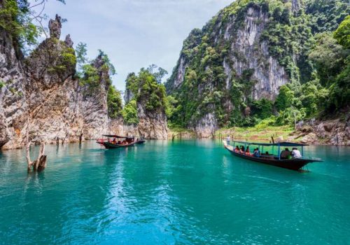 800 - Khao Sok - traditional-longtail-boat-with-beautiful-scenery-view-in-ratchaprapha-dam-at-khao-sok-national-park(1)