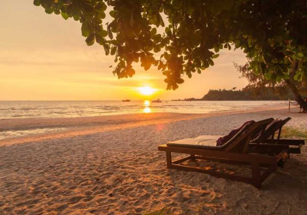 800 - Koh Chang - chang-island-is-popular-with-foreign-tourists-because-of-the-beautiful-sea