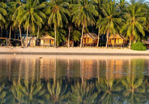 800 - Koh Phangan - beautiful-bay-with-coconut-palm-trees-and-wooden-bungalows-which-is-reflected-in-seawater