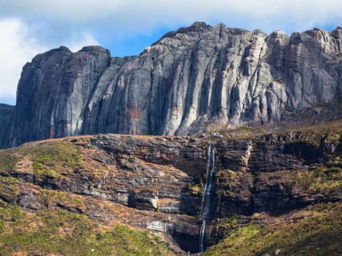 800 - Madagaskar - beautiful-mountain-valley-waterfall-and-granite-rock-formations-of-andringitra-national-park-madagascar