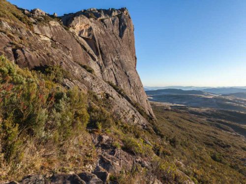 800 - Madagaskar - granite-rock-wall-andringitra-national-park-madagascar