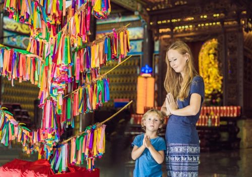 800 - Penangmother-and-son-tourists-in-buddhist-temple-kek-lok-si-in-penang-malaysia-georgetown-traveling-with